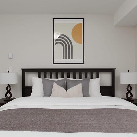 Tastefully Furnished And Newly Updated 2 Bd Central Lynn Valley North Vancouver Exterior foto