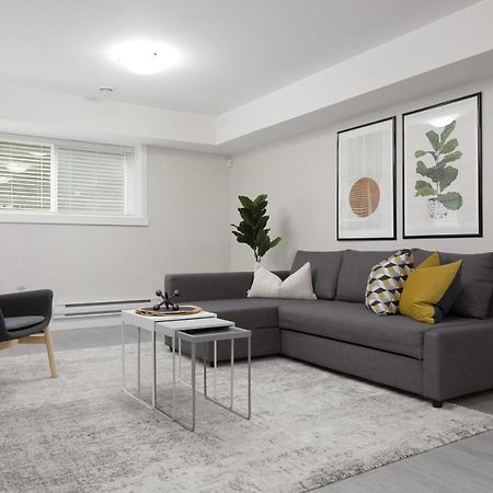 Tastefully Furnished And Newly Updated 2 Bd Central Lynn Valley North Vancouver Exterior foto