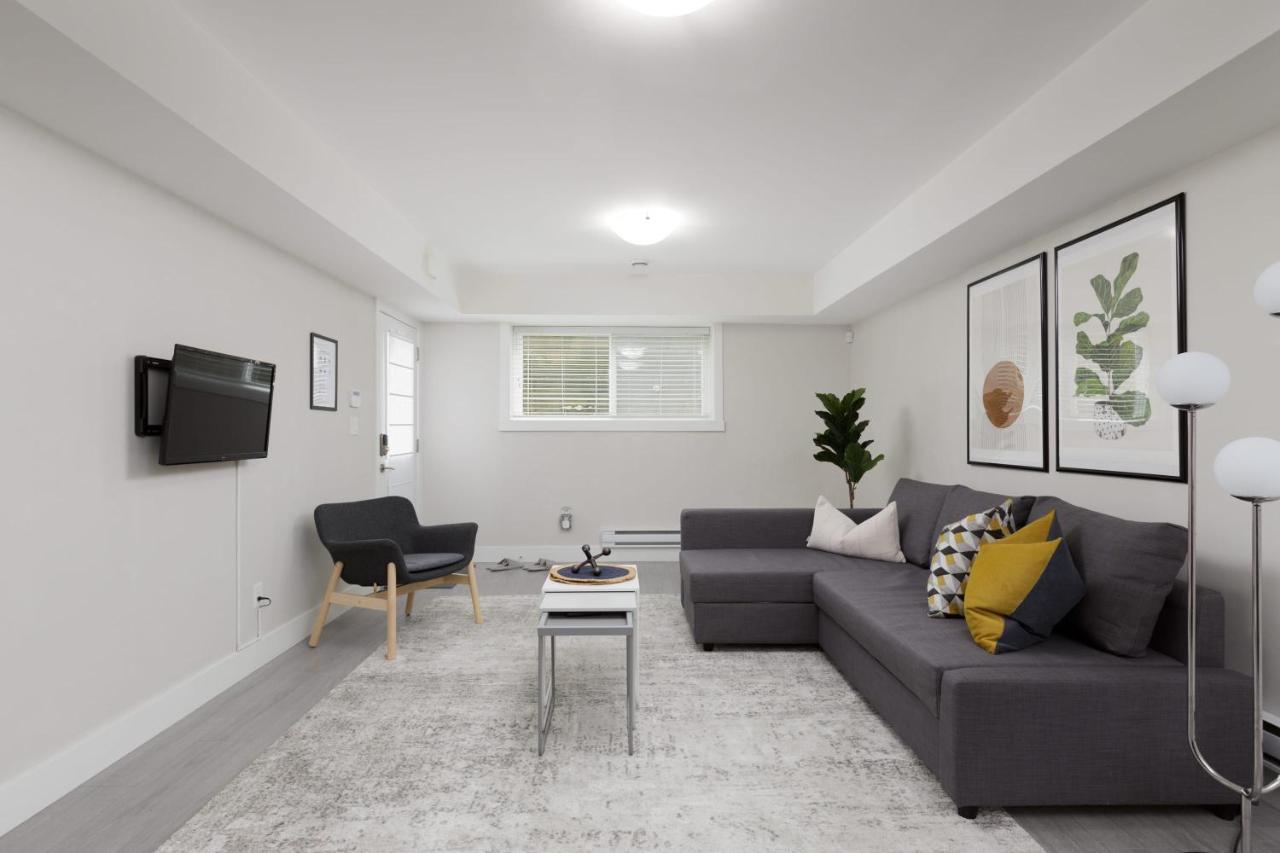 Tastefully Furnished And Newly Updated 2 Bd Central Lynn Valley North Vancouver Exterior foto