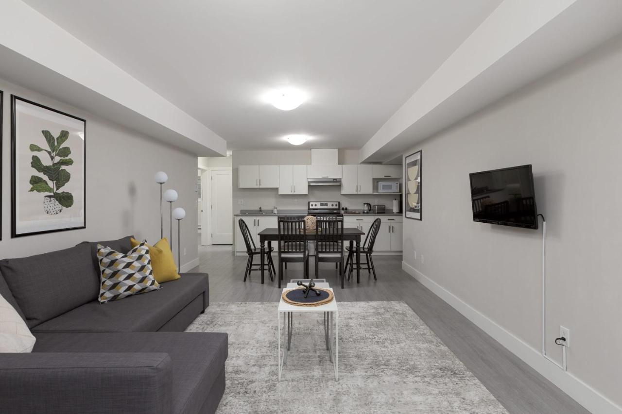 Tastefully Furnished And Newly Updated 2 Bd Central Lynn Valley North Vancouver Exterior foto