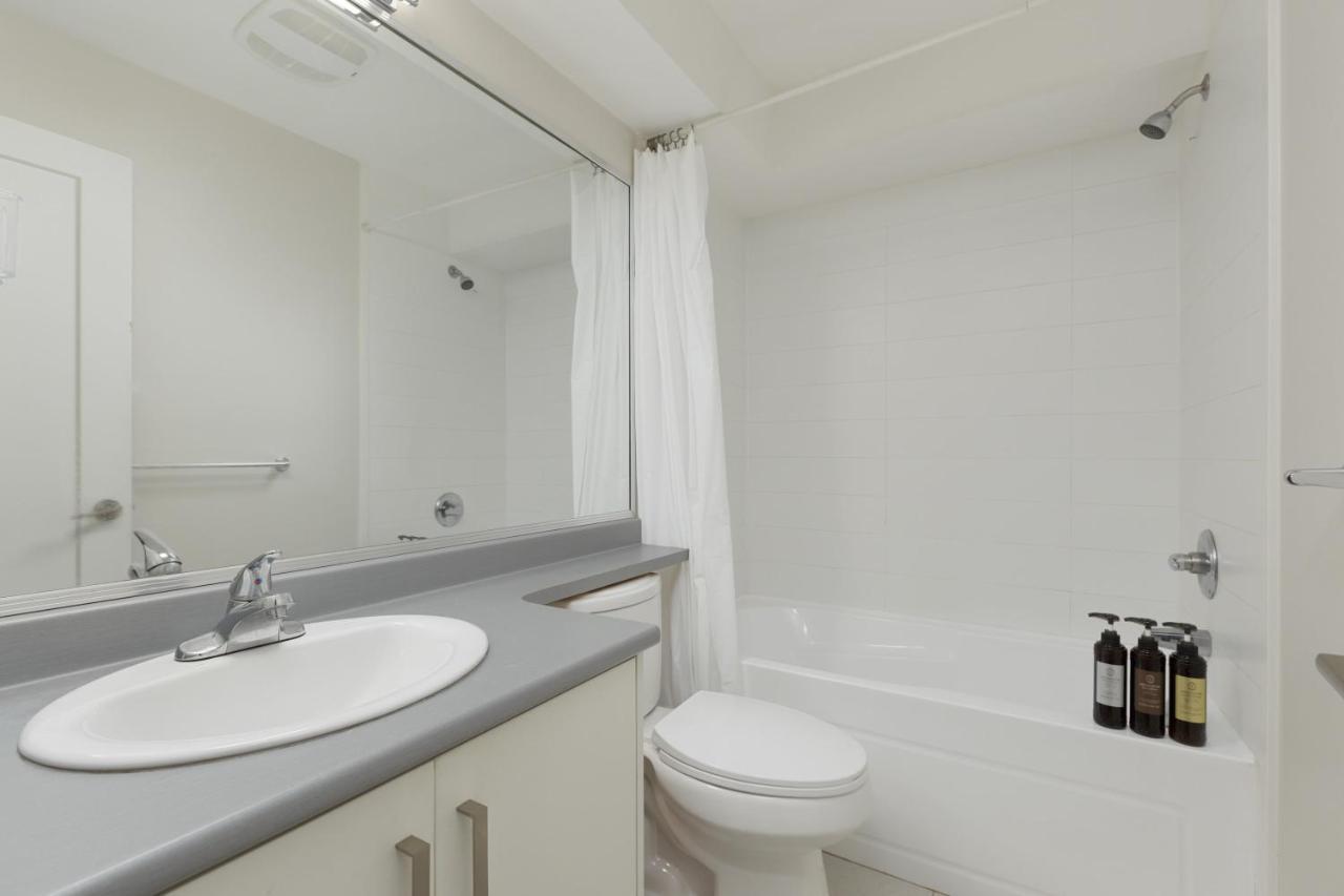 Tastefully Furnished And Newly Updated 2 Bd Central Lynn Valley North Vancouver Exterior foto