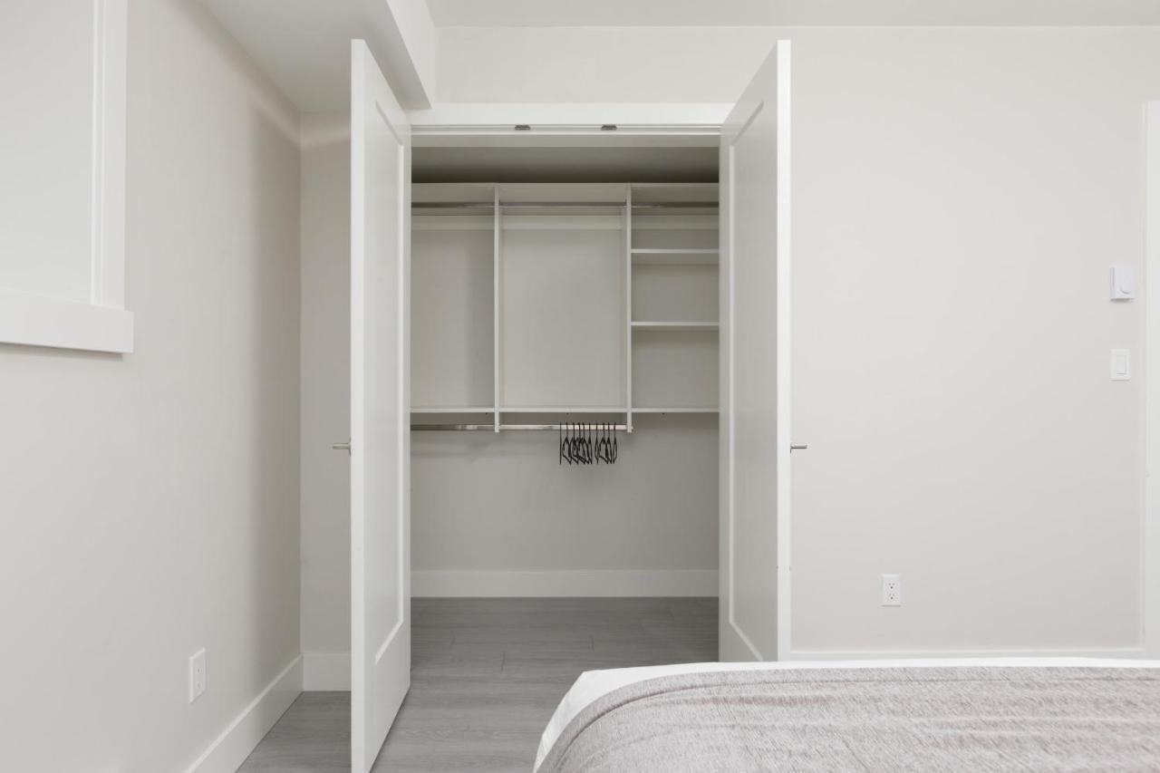 Tastefully Furnished And Newly Updated 2 Bd Central Lynn Valley North Vancouver Exterior foto