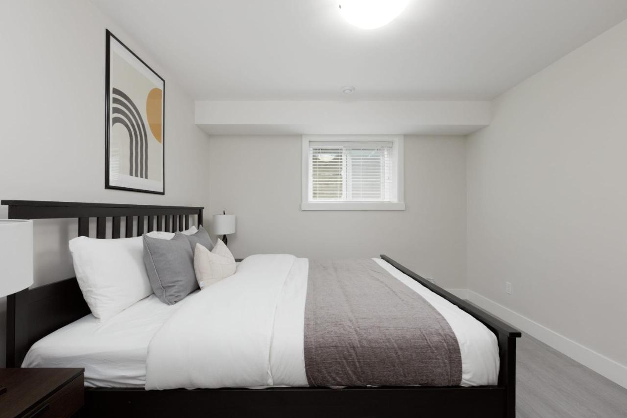 Tastefully Furnished And Newly Updated 2 Bd Central Lynn Valley North Vancouver Exterior foto